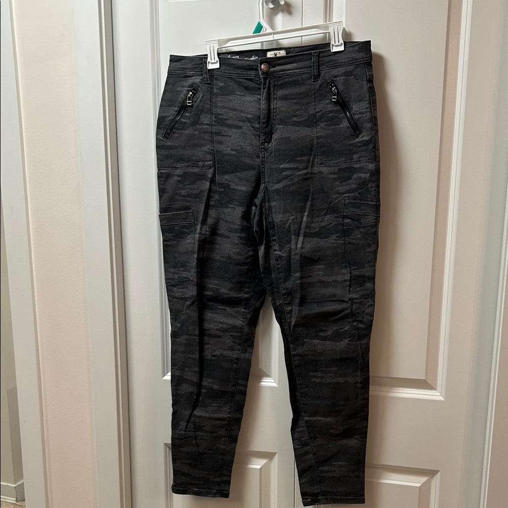 d/C Women's Skinny Cargo Jeans in Black Camo